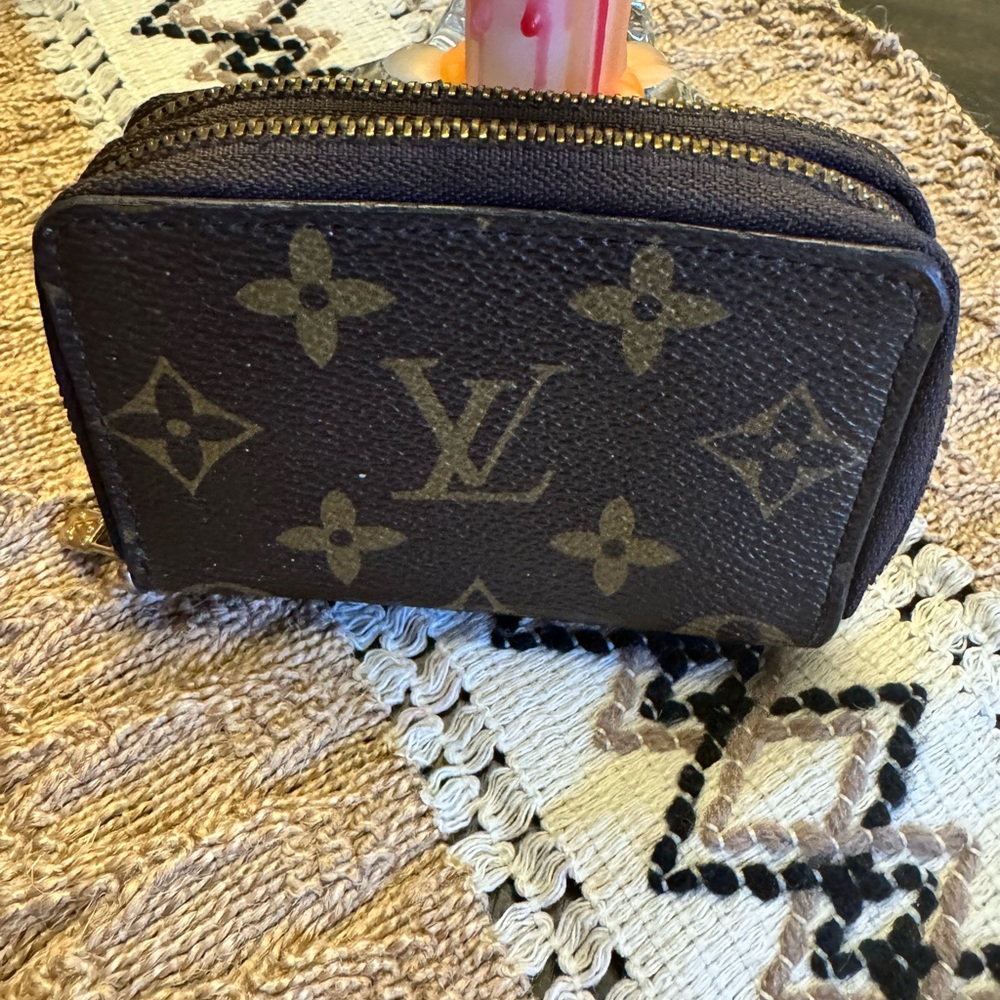 Louis Vuitton key/wallet
Needs a little T|c but still functional
Dual zippers